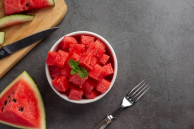 Koyu arkaplanda kırmızı karpuz dilimi