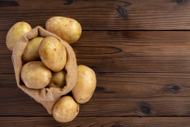 ahşap zemin üzerinde ham patates