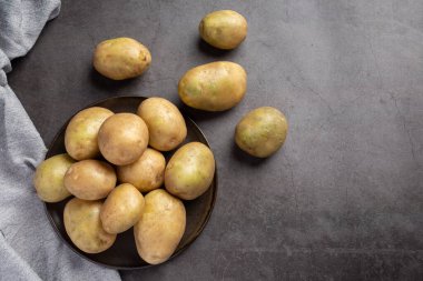 Karanlık arka planda çiğ patates