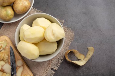 Koyu arkaplanda soyulmuş patates