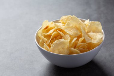 Patates cipsi koyu arka plan üzerinde