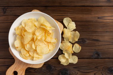 Tahta arka planda patates cipsi