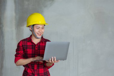 İnşaat alanında işçi ya da mühendisler işçi çalıştırıyor.