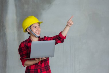 İnşaat alanında işçi ya da mühendisler işçi çalıştırıyor.