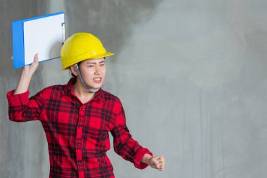 İnşaat alanında işçi ya da mühendisler işçi çalıştırıyor.