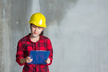 İnşaat alanında işçi ya da mühendisler işçi çalıştırıyor.