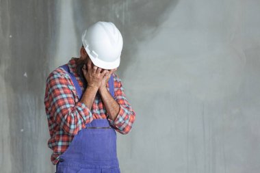 İnşaat alanında üzgün işçiler veya mühendisler