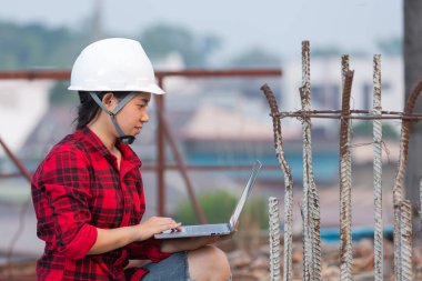 Dizüstü bilgisayarı olan mühendis inşaat çalışmalarını, İşçi Bayramı konseptini kontrol et