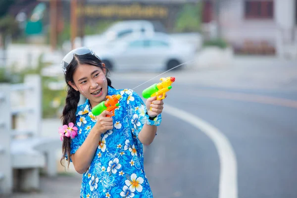 アジアの女性はソンクラン祭りで水鉄砲遊びを使用しています — ストック写真