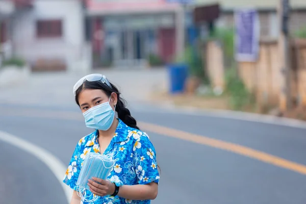 Gyönyörű Ázsiai Osztozik Orvosi Maszk Songkran Fesztiválon — Stock Fotó