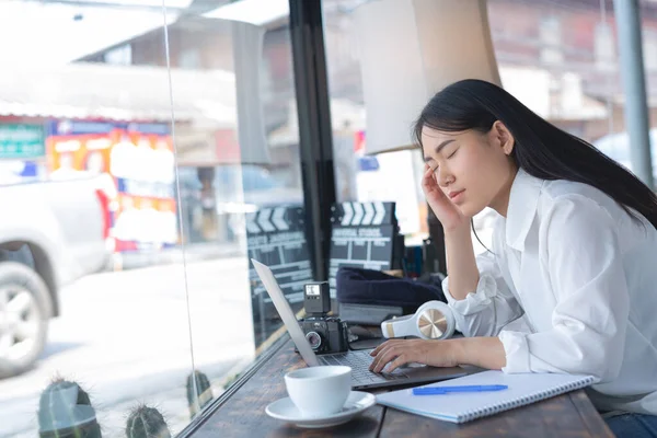 在咖啡店工作的疲惫的年轻亚洲妇女 — 图库照片