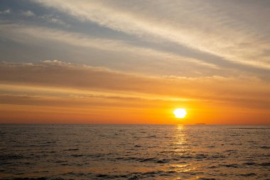 Renkli okyanus plajı gün batımı