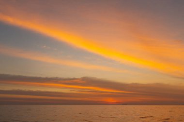 Renkli okyanus plajı gün batımı