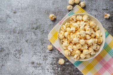 Koyu arka plan üzerinde tatlı patlamış mısır