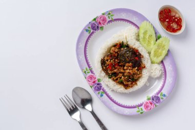 Beyaz arka planda çırpılmış yumurta ve fesleğen.