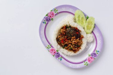 Beyaz arka planda çırpılmış yumurta ve fesleğen.