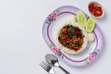 Beyaz arka planda çırpılmış yumurta ve fesleğen.