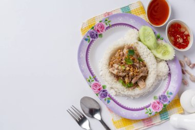 Beyaz arka planda sarımsaklı domuz etli pilav.