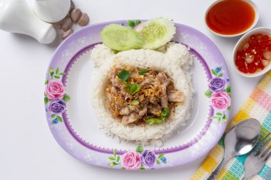 Beyaz arka planda sarımsaklı domuz etli pilav.