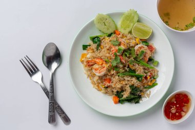 Beyaz arka planda kızarmış pirinç karidesi