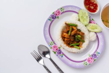 Beyaz arka planda domuz etli kızarmış biber ezmesi.