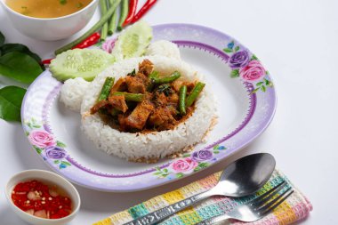 Beyaz arka planda domuz etli kızarmış biber ezmesi.