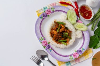 Beyaz arka planda domuz etli kızarmış biber ezmesi.