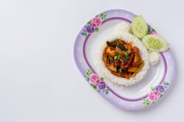 Beyaz arka planda kırmızı biber ezmeli kızarmış domuz eti.