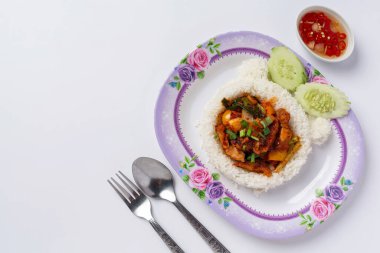 Beyaz arka planda kırmızı biber ezmeli kızarmış domuz eti.