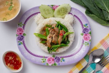 Pirinç ve kızarmış lahana ve beyaz arka planda gevrek domuz.