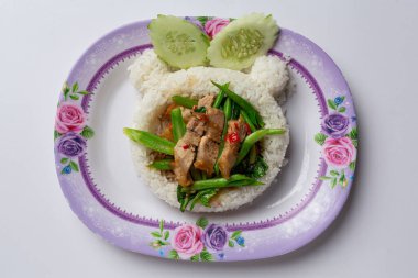 Pirinç ve kızarmış lahana ve beyaz arka planda gevrek domuz.