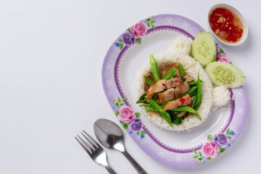 Pirinç ve kızarmış lahana ve beyaz arka planda gevrek domuz.