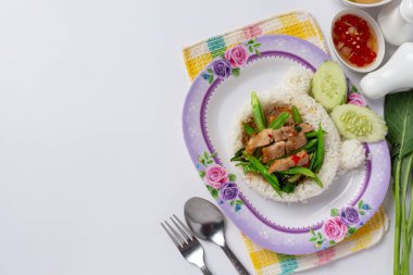 Pirinç ve kızarmış lahana ve beyaz arka planda gevrek domuz.