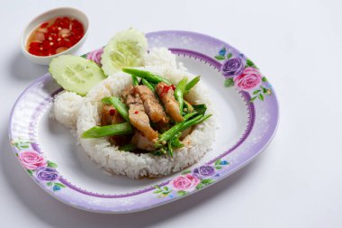 Pirinç ve kızarmış lahana ve beyaz arka planda gevrek domuz.