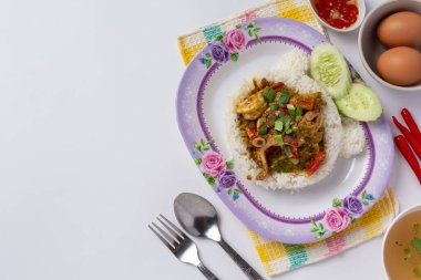 Koyu arkaplanda köri tozu ile kızartılmış deniz ürünleri karıştırın