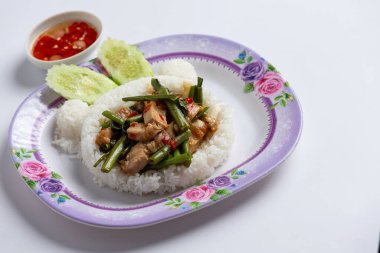 Kızarmış bataklık lahanasını beyaz sırtüstü karıştır