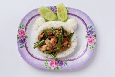 Kızarmış bataklık lahanasını beyaz sırtüstü karıştır