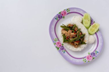 Kızarmış bataklık lahanasını beyaz sırtüstü karıştır