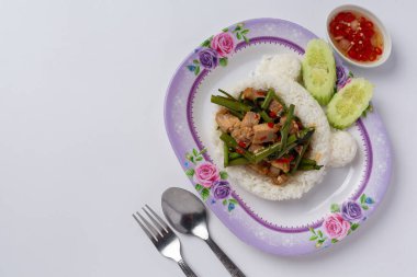 Kızarmış bataklık lahanasını beyaz sırtüstü karıştır