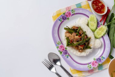 Kızarmış bataklık lahanasını beyaz sırtüstü karıştır