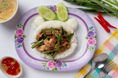 Kızarmış bataklık lahanasını beyaz sırtüstü karıştır