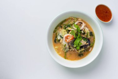 Tay Sukiyaki çorbası ve deniz mahsulleri.