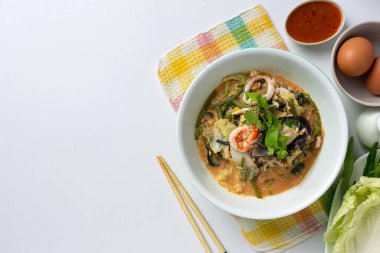 Tay Sukiyaki çorbası ve deniz mahsulleri.