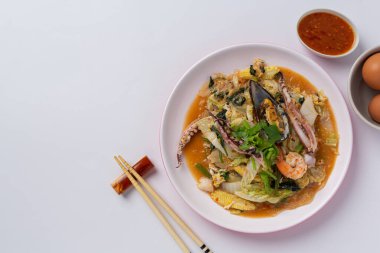 Stire Fried Sukiyaki ve deniz mahsulleri.