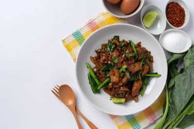 Soya soslu kızarmış pirinç eriştesi ve beyaz arka planda domuz eti.