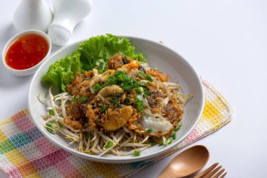 Beyaz arka planda kızarmış midye krepleri.