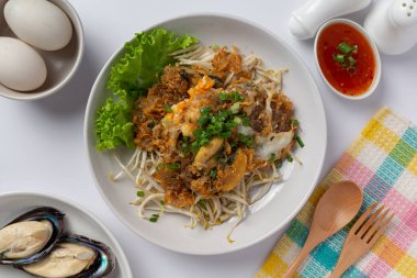 Beyaz arka planda kızarmış midye krepleri.