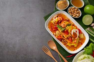 Baharatlı mısır ve tuzlu yumurta salatası.