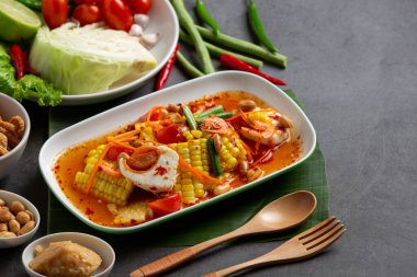 Baharatlı mısır ve tuzlu yumurta salatası.