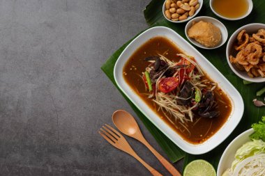 Koyu arkaplanda yengeç olan Papaya Salatası